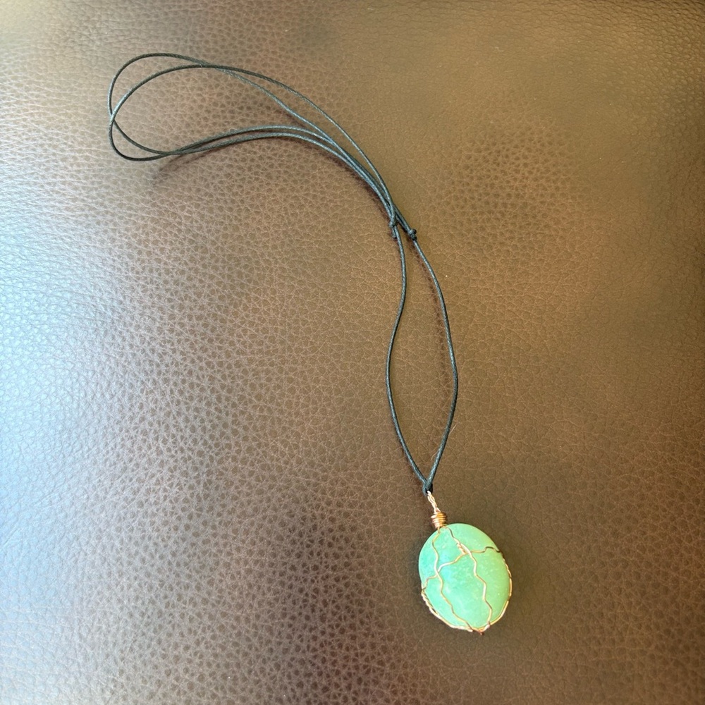 Chrysoprase green Crystal necklace adjustable for women with gold wire NWOT